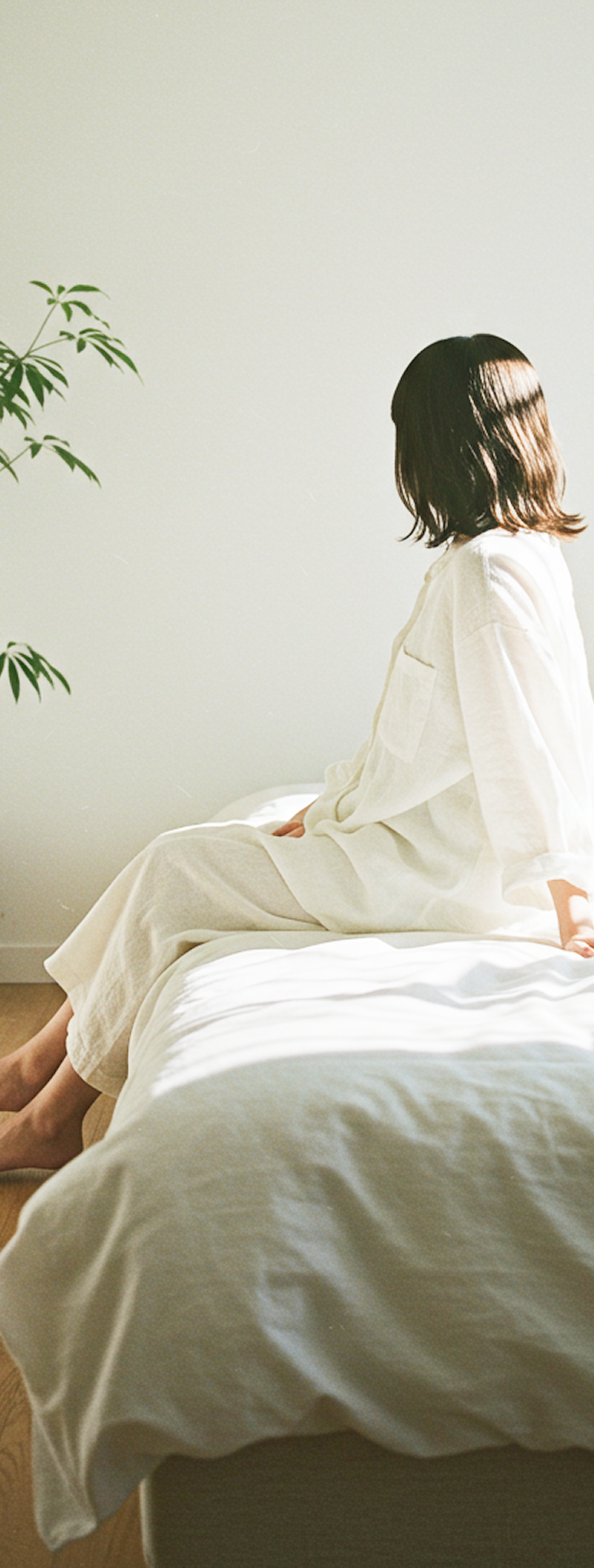 朝、起き上がりの女性